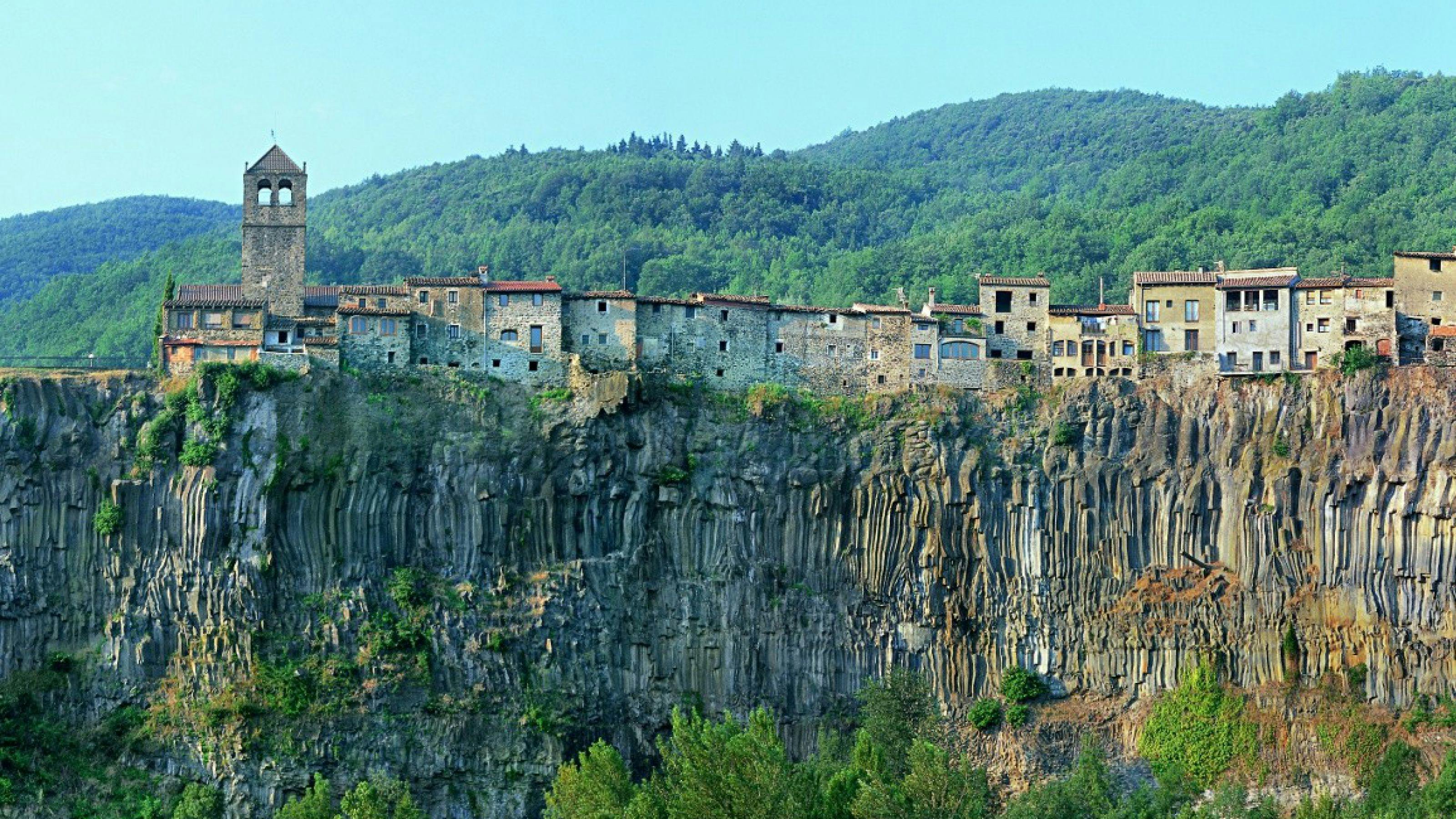 Castellfollit de la Roca, uno de los pueblos mas bonitos de España, y situado sobre una roca basaltica