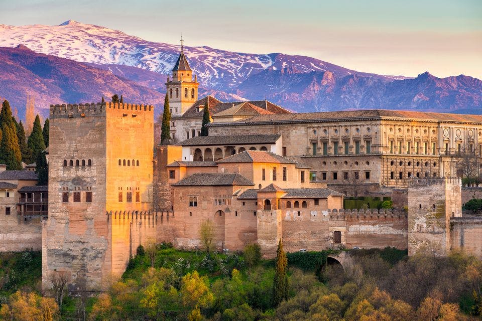 La famosa Alhambra se encuentra en la ciudad de...