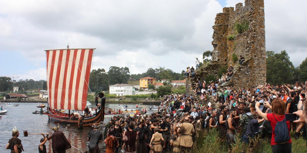 La Romería Vikinga de Catoira es una de las fiestas paganas más famosas de Galicia, ¿sabes cuándo se celebra?