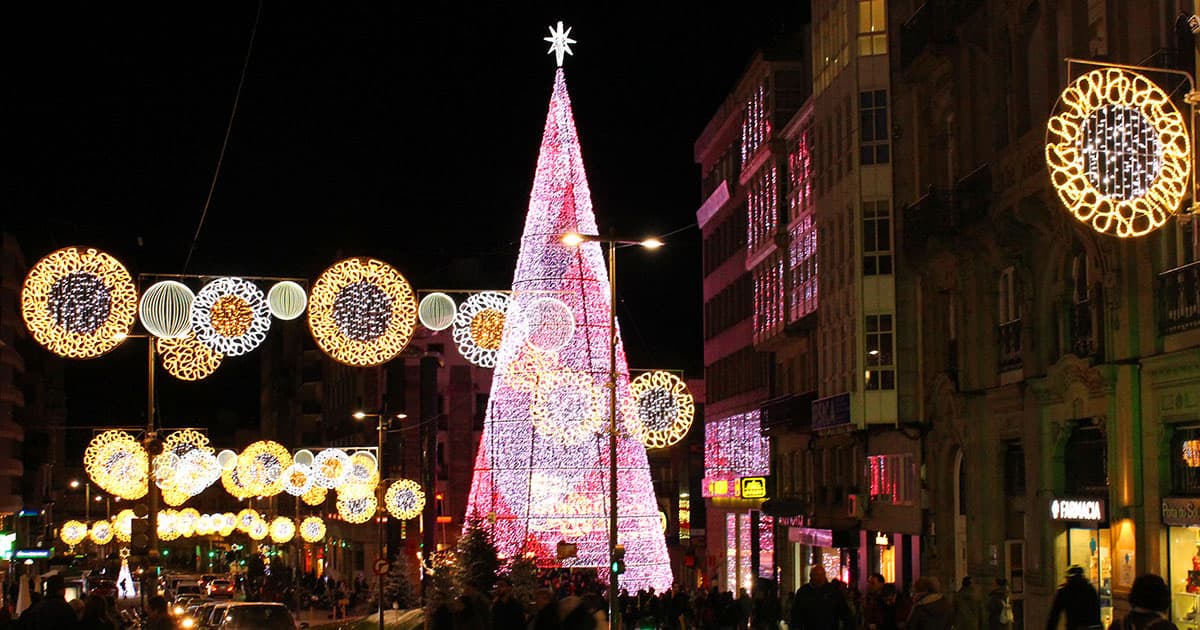 Which Galician city is famous for its Christmas lights?